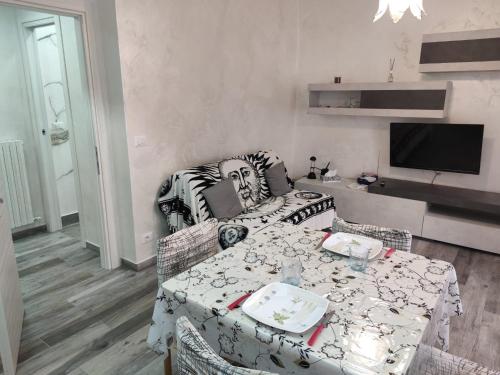 uma sala de estar com uma mesa e um sofá em CASA DADO em Rapallo