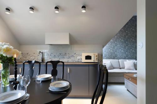 a kitchen and dining room with a table and chairs at Willa Szwarc by Elite Apartments in Sopot