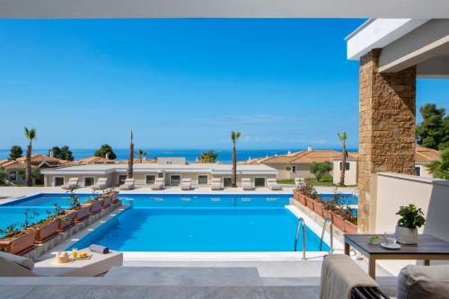 una piscina en una villa con vistas en Ajul Luxury Hotel & Spa Resort, a Registry Collection Hotel, en Agia Paraskevi