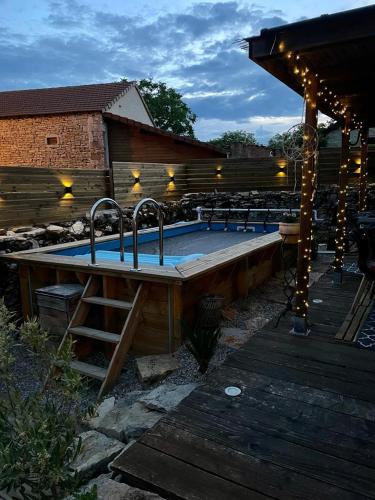 - une piscine avec deux robinets dans l'établissement La grange, à Promilhanes