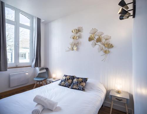 - une chambre avec un lit blanc et une fenêtre dans l'établissement Le Logis de l'Arc - 5min Hypercentre - Max 6 Personnes, à Troyes
