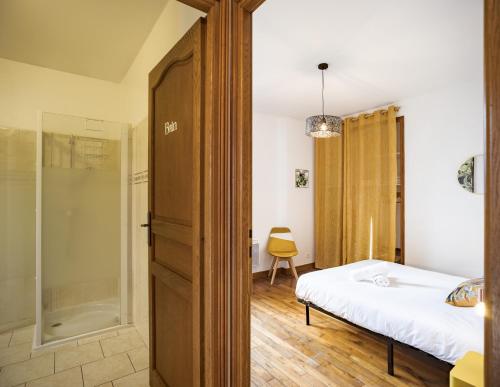 - une chambre avec un lit et une douche à l'italienne dans l'établissement Le Logis de l'Arc - 5min Hypercentre - Max 6 Personnes, à Troyes