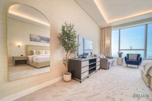 Postel nebo postele na pokoji v ubytování Heavenly Studio at The Palm Tower Palm Jumeirah by Deluxe Holiday Homes