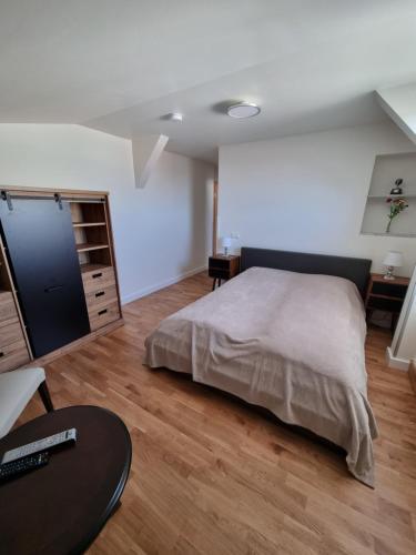 - une chambre avec un lit et un bureau avec un ordinateur dans l'établissement kleines Apartment, à Wittenburg