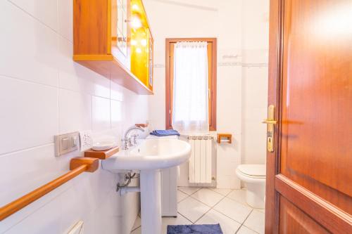 Et badeværelse på Myosotis Terrace by DomusAway