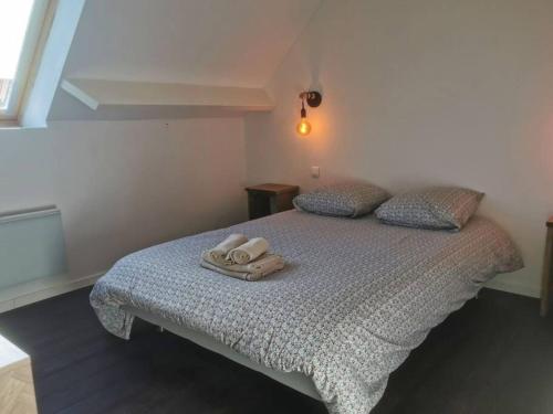 a bedroom with a bed with towels on it at Ker Tornaod Maison familiale avec accès direct à la mer in Guimaëc