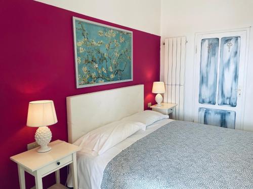 a bedroom with a bed and two tables with lamps at B&B L'albero di Melograno in Seccheto