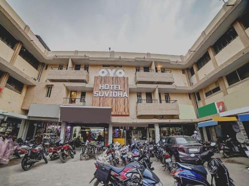un grupo de motocicletas estacionadas frente a un edificio en Collection O 45443 Hotel Suvidha en Bilāspur