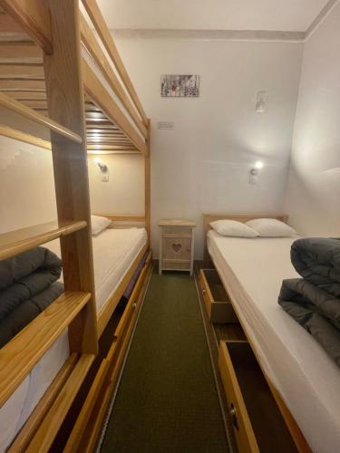 Habitación con 2 literas en una habitación en Appart 5 pers Piau Engaly L Izard La Géla pistes à 50M, en Aragnouet