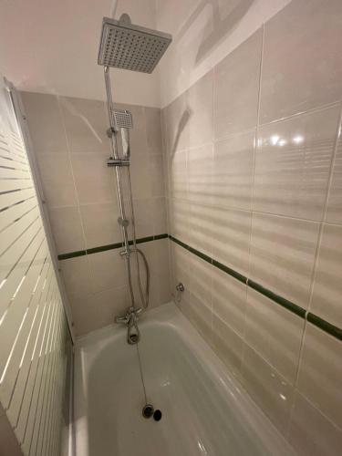 una bañera con ducha en un baño en Appart 5 pers Piau Engaly L Izard La Géla pistes à 50M, en Aragnouet