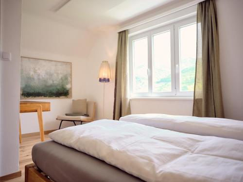 ein Hotelzimmer mit 2 Betten und einem Fenster in der Unterkunft Top Ferienhaus bei Spitz / Wachau in Schwallenbach