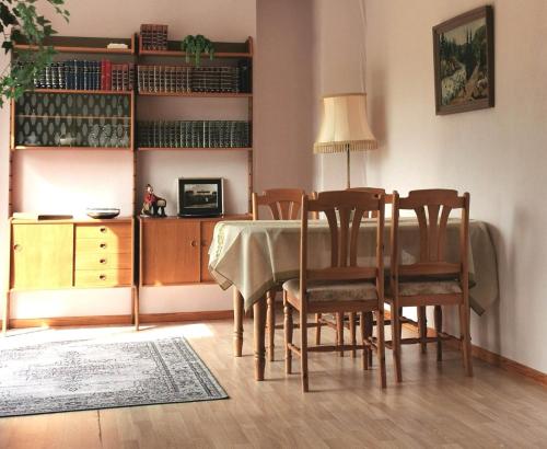 - une salle à manger avec une table et des chaises dans l'établissement Vigra vintage, à Vigra