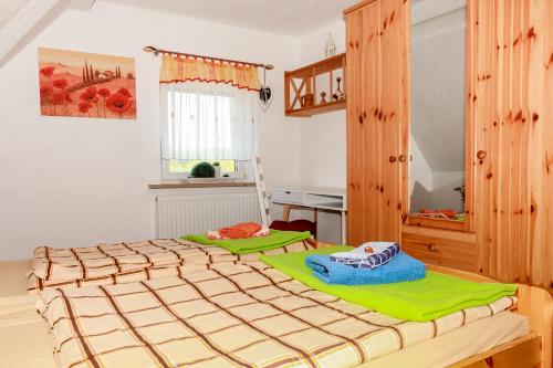 Säng eller sängar i ett rum på Ferienwohnung am Sachsenring