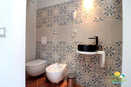 La salle de bains est pourvue de toilettes et d'un lavabo. dans l'établissement Maremma Holidays -Residenza Olesià, à Follonica