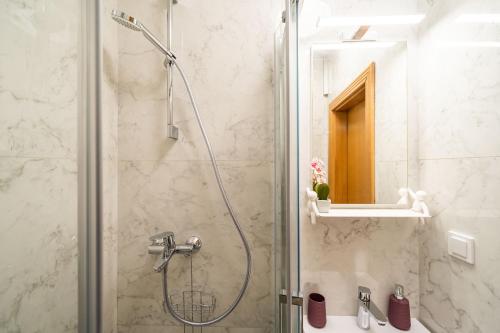y baño con ducha y lavamanos. en Beach House Sveti Jakov 1, en Dubrovnik