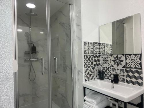 La salle de bains est pourvue d'une douche, d'un lavabo et d'un miroir. dans l'établissement Class'Eco Chambly, à Chambly