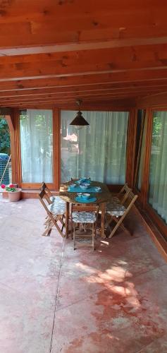 une terrasse avec une table et des chaises dans une maison dans l'établissement La Casetta del Melograno, à Mondello