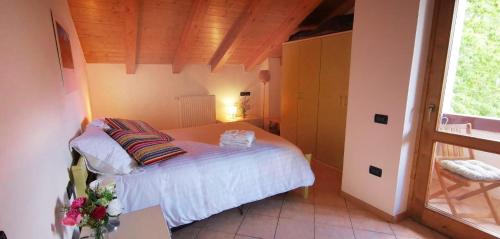 - une petite chambre avec un lit dans l'établissement Villa Meledrio, à Dimaro