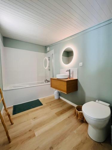 une salle de bain avec toilettes et lavabo dans l'établissement Chez So and Lo, à Garéoult