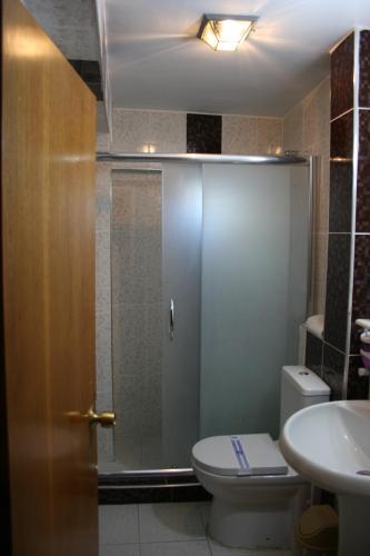 ein Badezimmer mit Dusche, Toilette und Waschbecken in der Unterkunft Hotel Padova in Istanbul