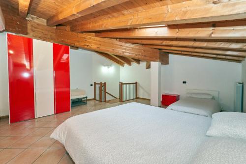 1 dormitorio con 2 camas y techo de madera en Affittimoderni Bergamo Metro BGCO07, en Bérgamo