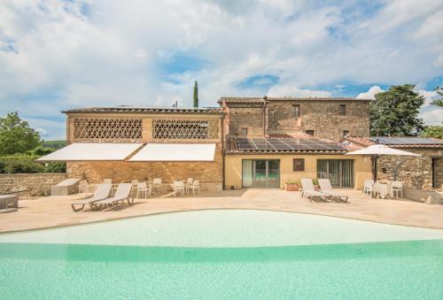 an external view of a house with a swimming pool at Brotes Appartamento Castagno in Sovicille