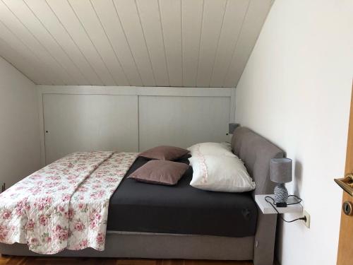 een bed met twee kussens erop in een kamer bij Apartment Bojana in Novi Vinodolski