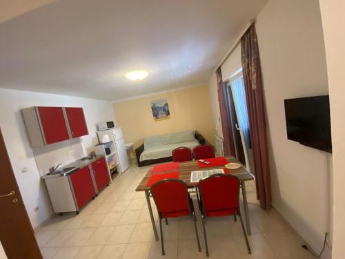 Apartamento pequeño con mesa, sillas y cocina. en Vila Meri, en Vodice