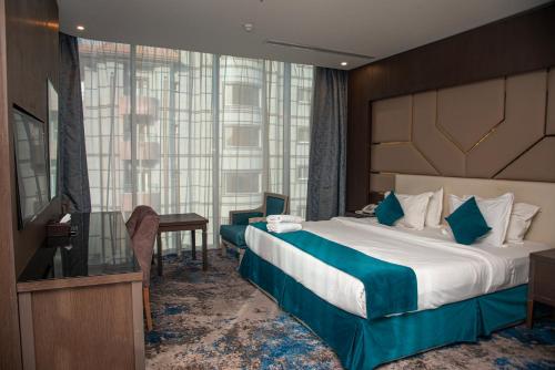 فندق مورا في جدة: غرفه فندقيه سرير كبير وتلفزيون