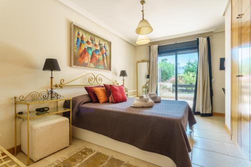 sypialnia z łóżkiem i oknem w obiekcie Luxurious and spacious apartment with a private garden and solarium with great views in Estepona área Marbella La Resina Country Golf w mieście Estepona