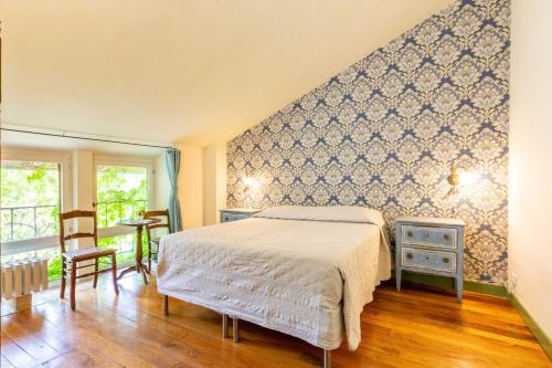 a bedroom with a bed and a table and chairs at Casa Palmira in Polcanto