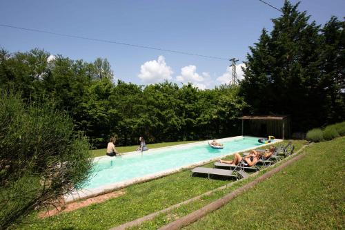 un groupe de personnes assises dans une piscine dans l'établissement Casa Palmira, à Polcanto