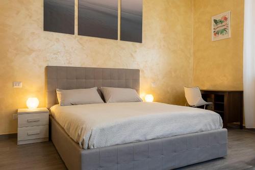 sypialnia z dużym łóżkiem i 2 lampami w obiekcie Leader Apartment 2 w Mediolanie