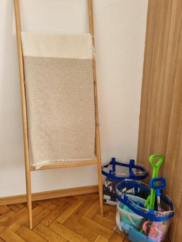 a towel stand next to a wall with a brush at Apartament na Żeromskiego in Gdynia