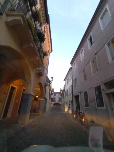 a view of an alley between two buildings at La casa di Blue in Padova