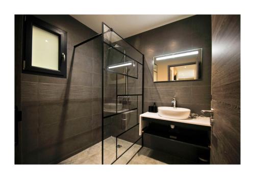 La salle de bains est pourvue d'un lavabo et d'une douche en verre. dans l'établissement A CASA DI LAURENA piscine chauffée proche St Florent, à Vallecalle
