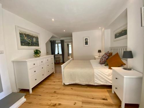 una camera con letto bianco e armadi bianchi di Casa Marina a Radda in Chianti