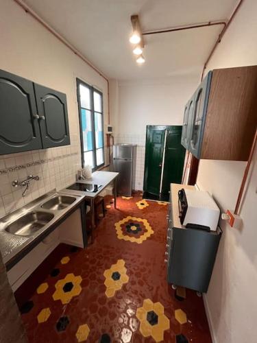 cocina con fregadero y encimera con suelo en Small Town House in Tuscany, en Pontremoli