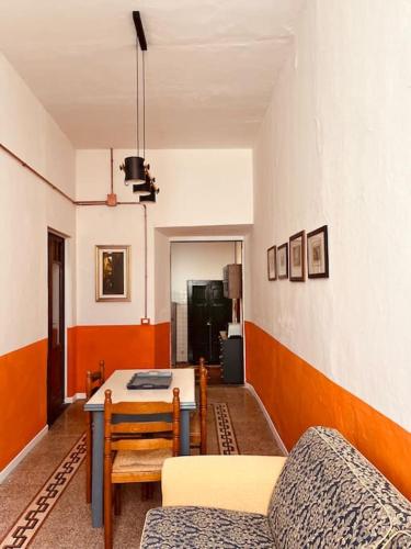 sala de estar con mesa, sillas y sofá en Small Town House in Tuscany, en Pontremoli