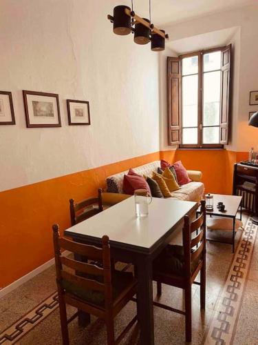 sala de estar con mesa y sofá en Small Town House in Tuscany, en Pontremoli