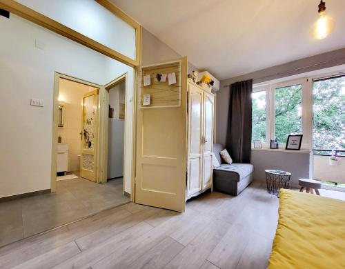 - un salon avec un canapé et une fenêtre dans l'établissement Cozy apartment with balcony 10 min from the beach, à Rijeka