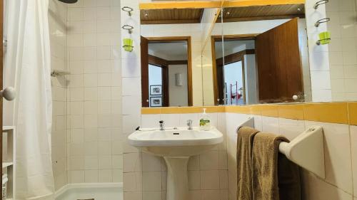 ein Bad mit einem Waschbecken und einem Spiegel in der Unterkunft Mar by Check-in Portugal in Albufeira
