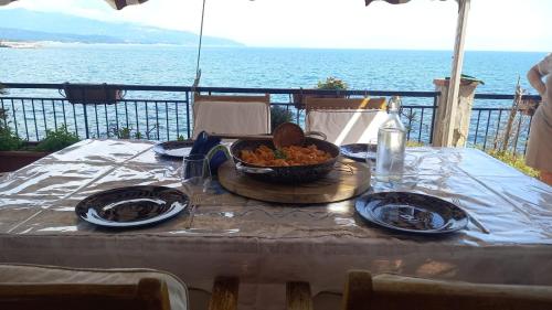 einen Tisch mit einer Schüssel Essen darüber in der Unterkunft Notti sul mare a Villa Chiara in Marina di Casalvelino