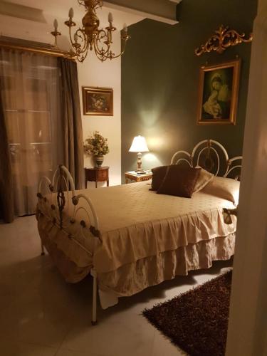 1 dormitorio con 1 cama grande en una habitación en Dar is-Sliem en Tarxien