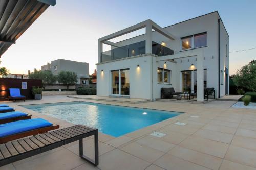 Modern villa Nerina with private pool near Pula