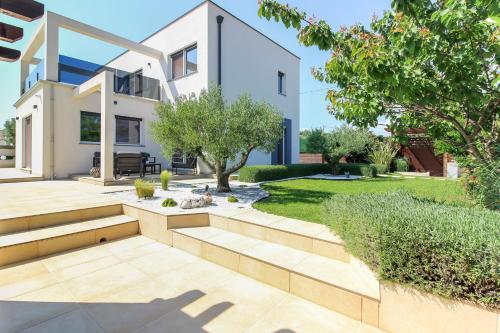 Modern villa Nerina with private pool near Pula