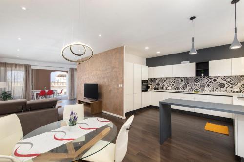 TV/Unterhaltungsangebot in der Unterkunft Spacious Luxury 3BR Apartment with Terrace & Open Views - Zurrieq, close to sea