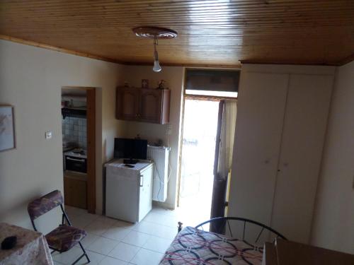 Zimmer mit einer Küche mit einem Kühlschrank und einem Tisch in der Unterkunft An Entire studio- Farida-Free Parking-Wifi in Xirokámbion