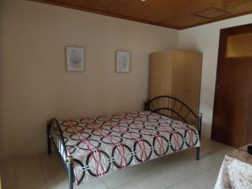 um quarto com uma cama num quarto em An Entire studio- Farida-Free Parking-Wifi em Xirokámbion