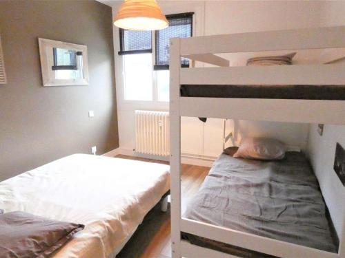 - une chambre avec un lit superposé à côté d'un lit superposé gmaxwell gmaxwell dans l'établissement Charmant T2 pour 4 pers. avec balcon, parking, et cuisine équipée - Saint-Lary-Soulan - FR-1-457-282, à Saint-Lary-Soulan